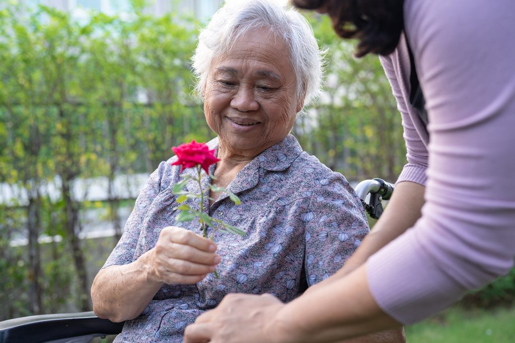 Learn how to create structured daily routines, ensure home safety, and engage cognitive skills for loved ones with Alzheimer's. Practical in-home care strategies for families and caregivers.