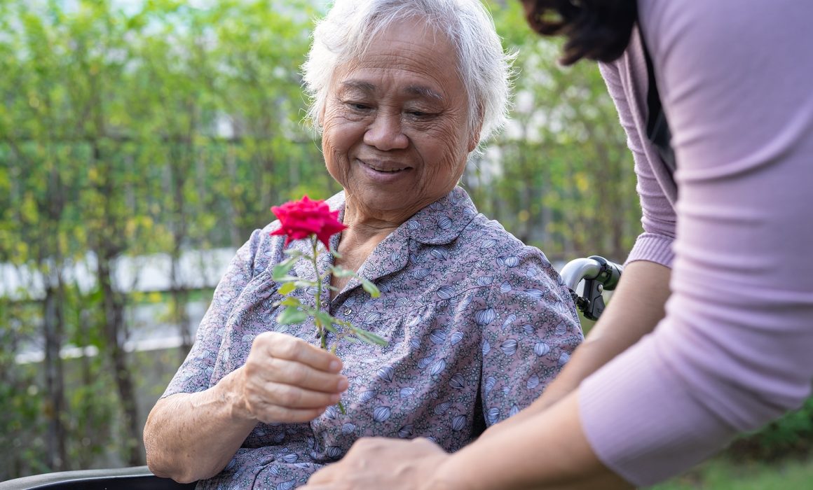 Learn how to create structured daily routines, ensure home safety, and engage cognitive skills for loved ones with Alzheimer's. Practical in-home care strategies for families and caregivers.